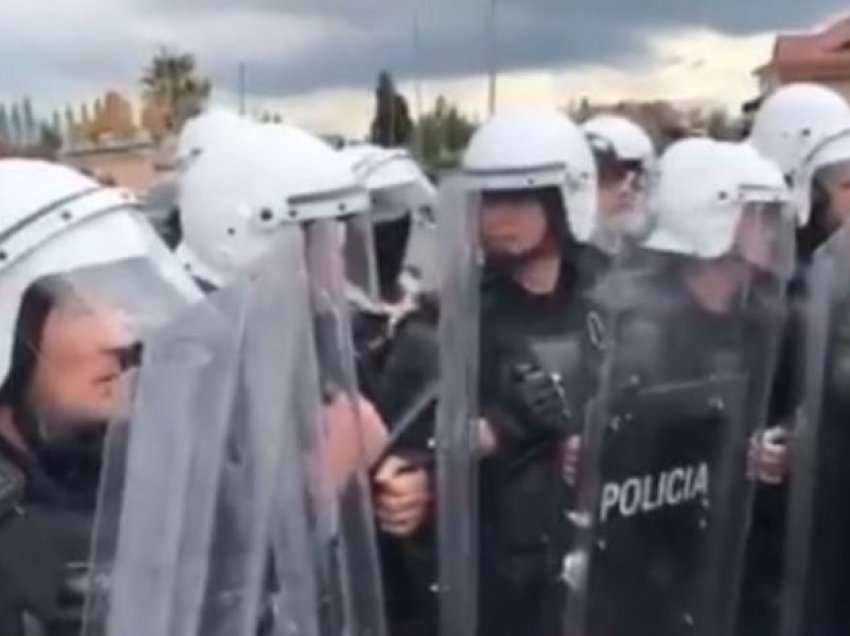 Protestat në Rinas, Policia përplaset fizikisht me banorët