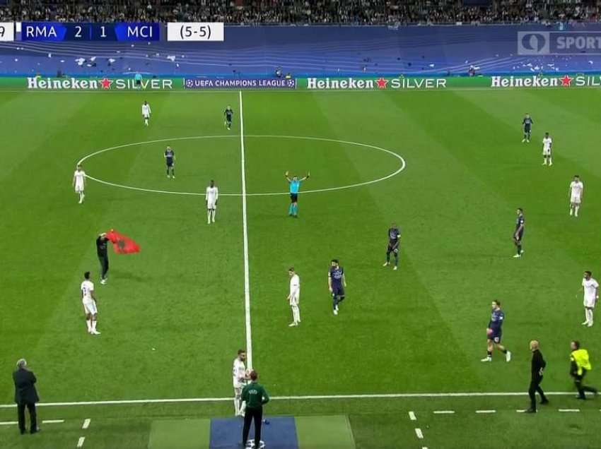 E pabesueshme çfarë ndodh në “Bernabeu”, tifozi hyn në fushë me flamurin shqiptar