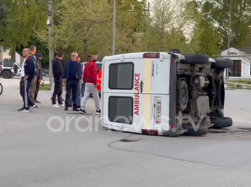 Korçë, ambulanca përplaset me një automjet tjetër dhe përmbyset në rrugë