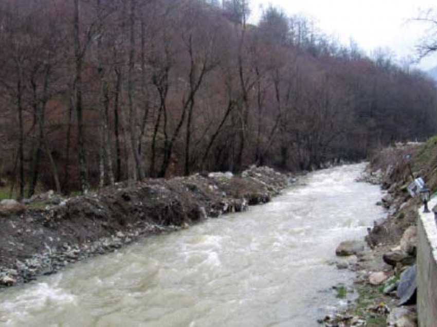 E pëson keq gruaja nga Suhareka, thyhet dërrasa bie në lumë