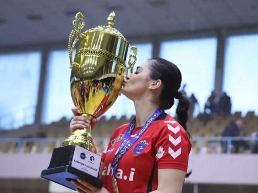 Albina sikur në qiellin e shtatë, puth trofeun në tempullin e hendbollit 