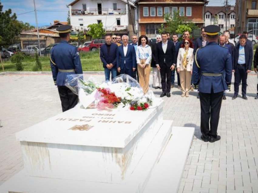 Memli Krasniqi përkujton 24 vjetorin e rënies së heroit Bahri Fazliu