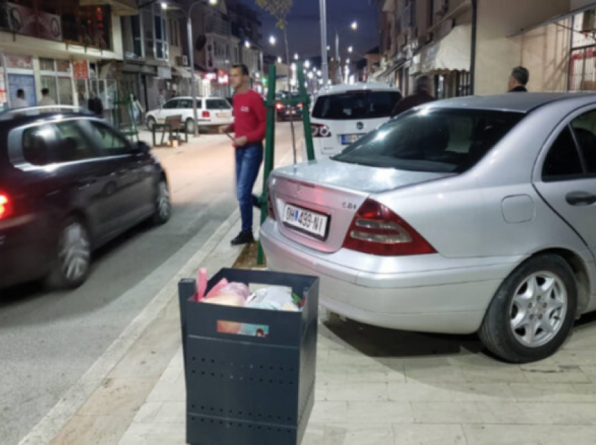 Trotuaret në Dibër shfrytëzohen si parkingje