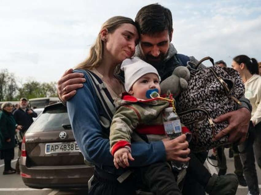 Të gjithë fëmijët, gratë dhe të moshuarit u evakuuan nga fabrika e çelikut