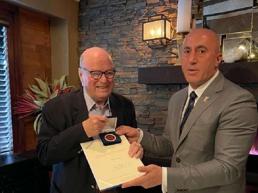 Haradinaj takon ambasadorin Wisner, i ndan medalje kontributin e tij në pavarësimin e Kosovës