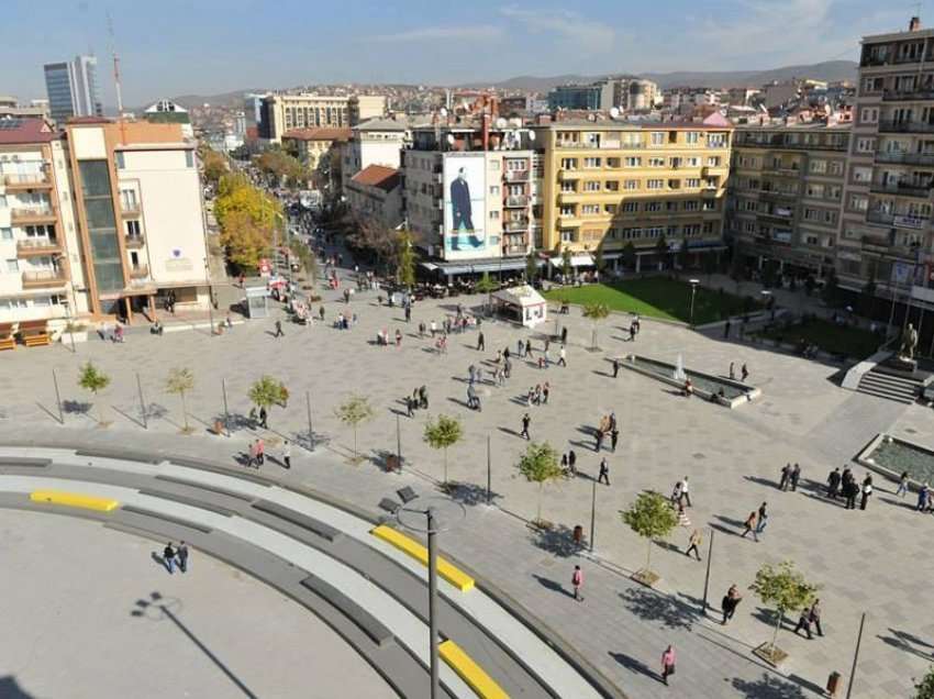 Dy të huaj rrahin me shkop druri e grushte dy shqiptarë në sheshin “Zahir Pajaziti”