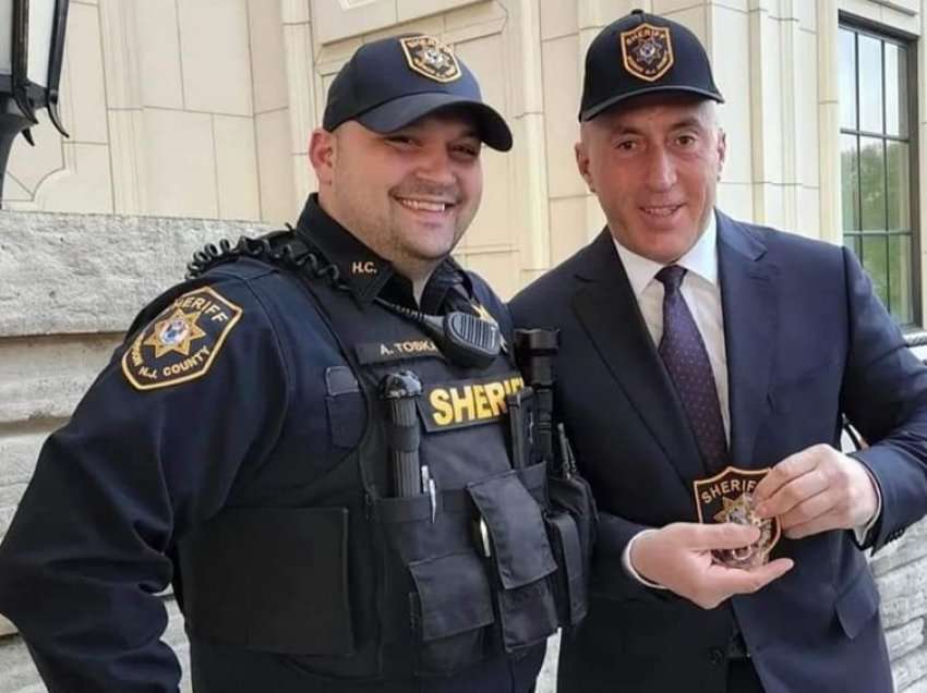 Haradinaj si ‘sherif’, pozon me policin shqiptar në Amerikë