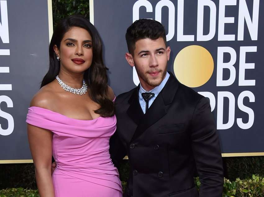 Nick Jonas dhe Prianka Chopra publikojnë foton e parë me vajzën e tyre të porsalindur