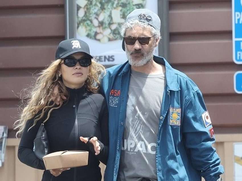 Rita Ora shijon mëngjesin në krahët e të dashurit në Los Angeles, dyshja fotografohen të lumtur në krahët e njëri-tjetrit