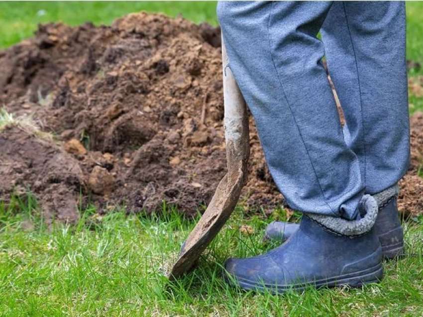 Mbyti një grua dhe po e varroste në kopsht, burri pëson infarkt dhe vdes