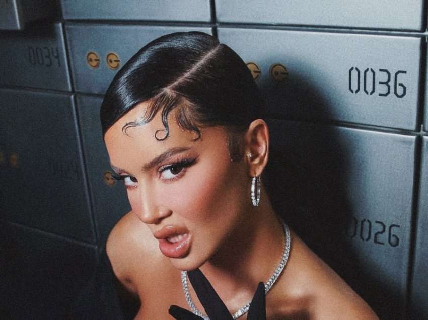 Në mes të gjoksit, Dafina Zeqiri realizon tatuazhin e ri dedikuar ekipit “Moneyz Music”