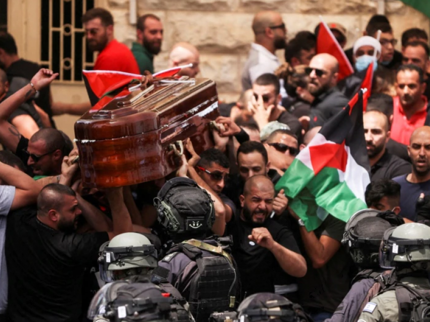 Policia izraelite rrah pjesëmarrësit në funeralin e gazetares së Al Jazeera