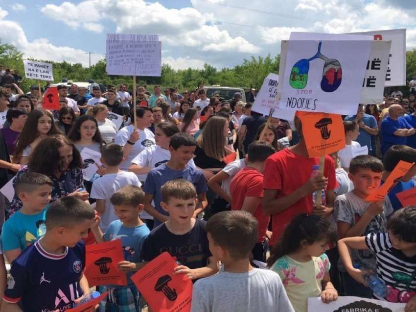 Banorët e Klinës kërkojnë nga Qeveria ndalimin e ndërtimit të fabrikës së çimentos, në protestë edhe Fitore Pacolli