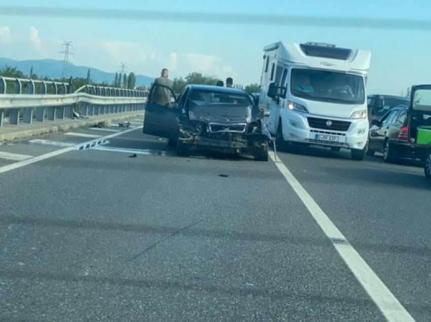 Një tjetër aksident në Lezhë/ Makina përplaset me barrierat anësore të rrugës, 2 të plagosur