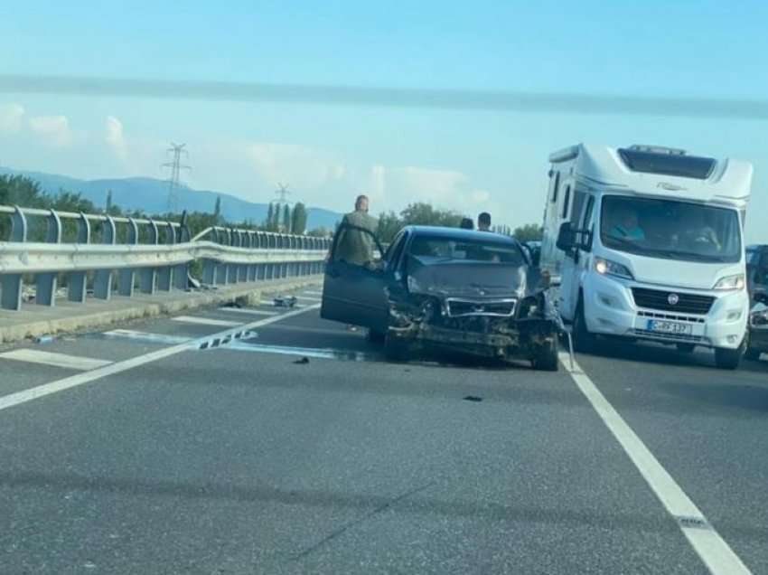  Aksident në Lezhë/ Makina përplaset me barrierat anësore, dy të plagosur