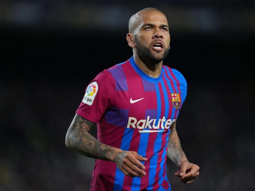 Dani Alves do të rinovojë kontratën me Barcelonën 