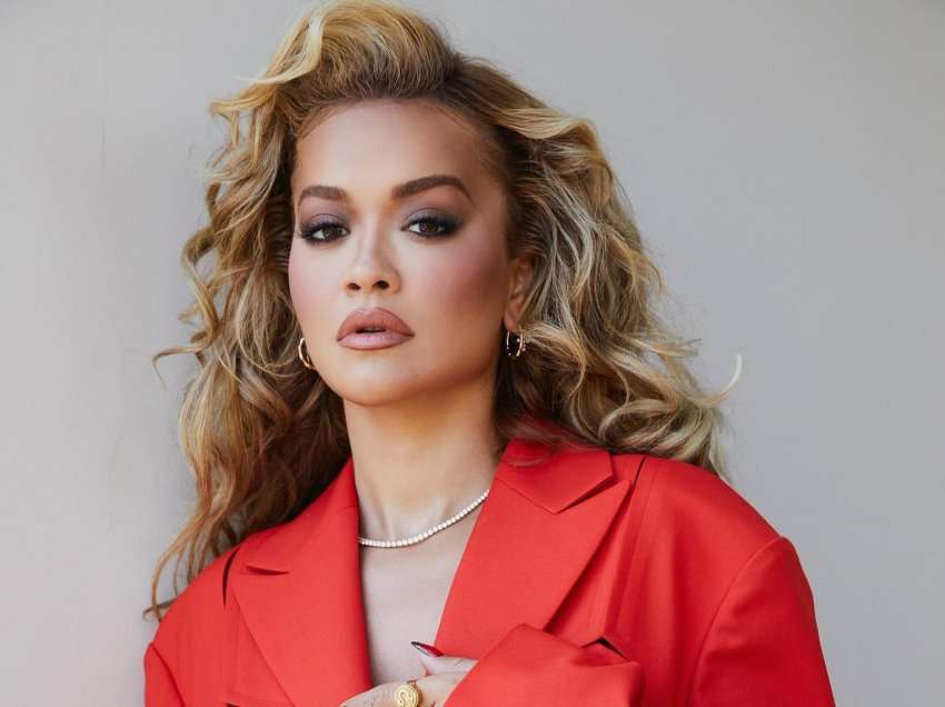 Rita Ora shkëlqen me dukjen në “American Idol”, ndërsa takohet me Katy Perryn