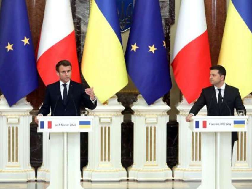 Macron i premton Zelenskyt shtimin e furnizimeve me armë