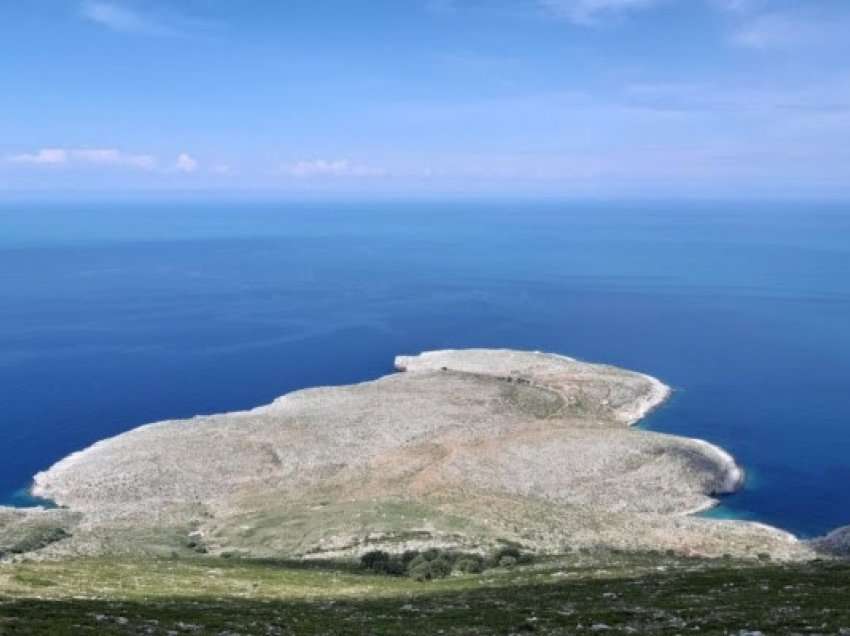 Anijet turistike nisin udhëtimet drejt Sazanit dhe Karaburunit