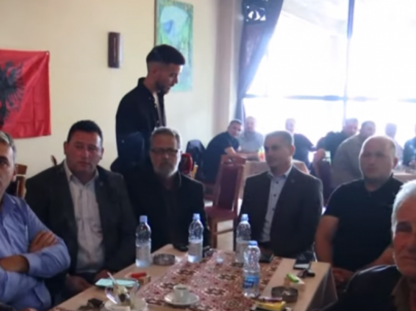 Mbushet salla në Gllogjan, bashkëluftëtarët presin lirimin e Haradinajt dhe Gucatit