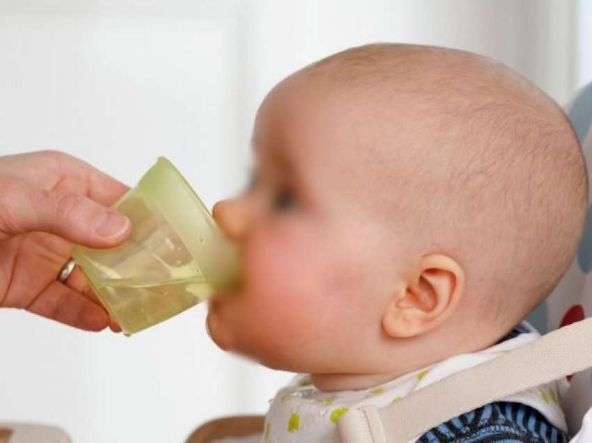 A rrezikohen foshnjat nën gjashtë muaj nga pirja e ujit?