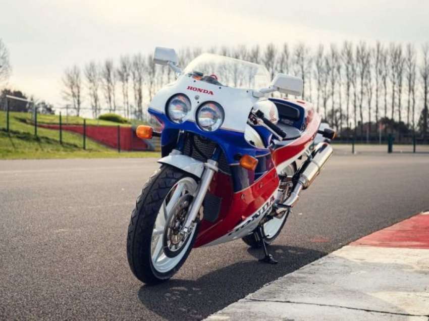 Honda RC30 e prodhuar në vitin 1990 dhe e pa regjistruar më parë shitet për 77 mijë euro