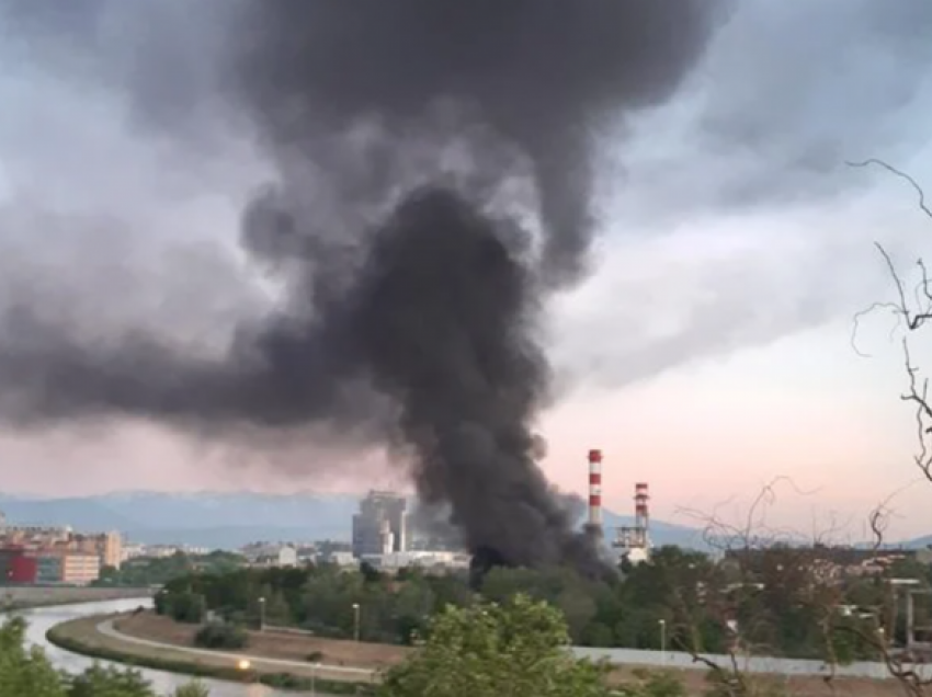 Shpërthen zjarr në fabrikën e vjetër “Komuna” në Shkup, janë djegur mbetje plastike