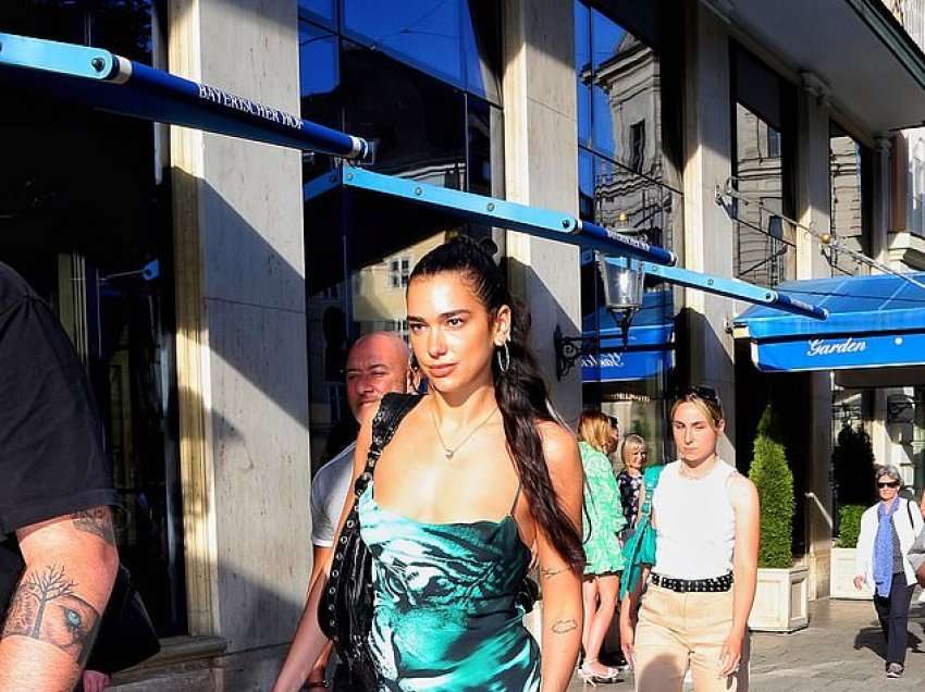 Dua Lipa shfaqet elegante gjatë një shëtitje në Munih