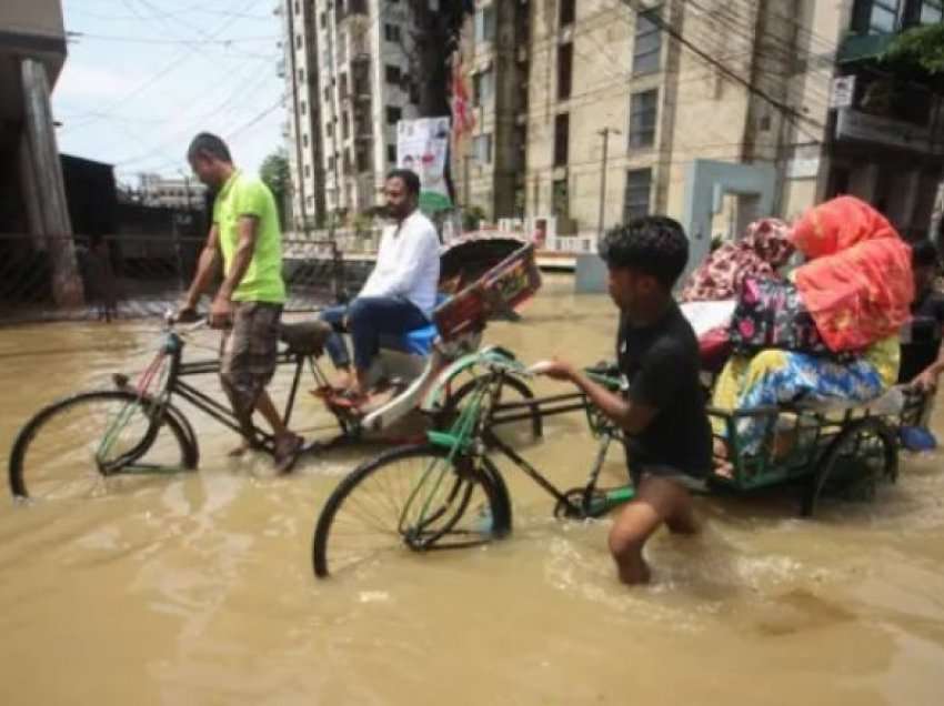 Dhjetëra të vdekur dhe miliona njerëz të bllokuar pasi përmbytjet kanë goditur Bangladeshin dhe Indinë