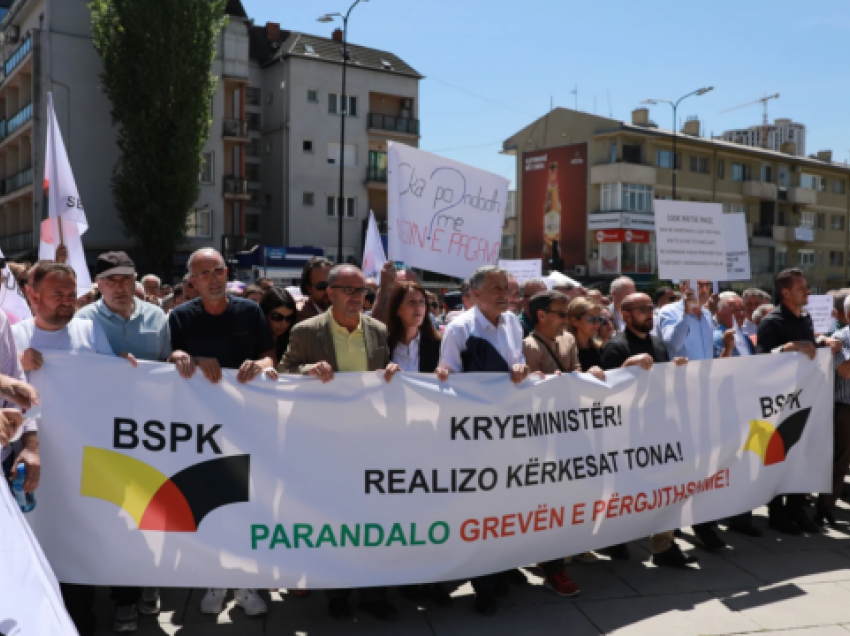 Pas protestës së sindikatave, deputetët e Lëvizjes Vetëvendosje e presin kryetarin e tyre në zyrë