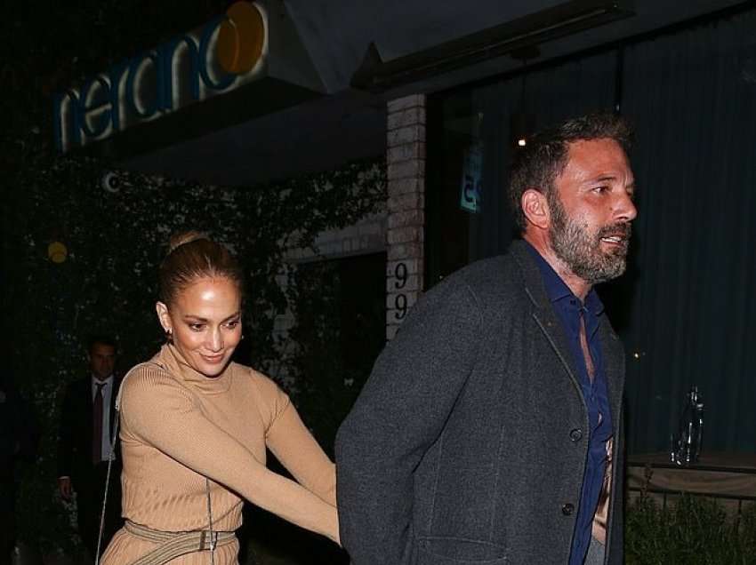 Ben Affleck nuk i reziston dot Jennier Lopezit, fotografohet duke ia prekur të pasmet