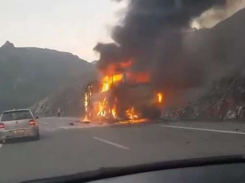 Përshihet nga flakët autobusi me pasagjerë, dyshimet e policisë për ngjarjen