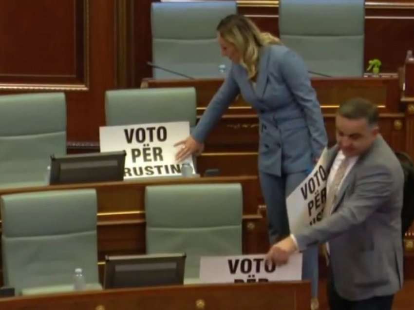 AAK vendos në Kuvend pankartat  “Voto për trustin”