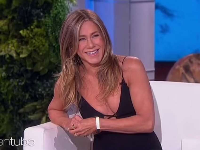 Jennifer Aniston “tallet” me divorcin e saj me Brad Pitt: Jam mësuar që t’i jap…