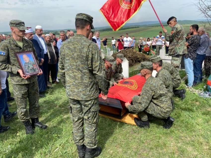 ​Me nderime të larta varroset babai i Hysni Gucatit