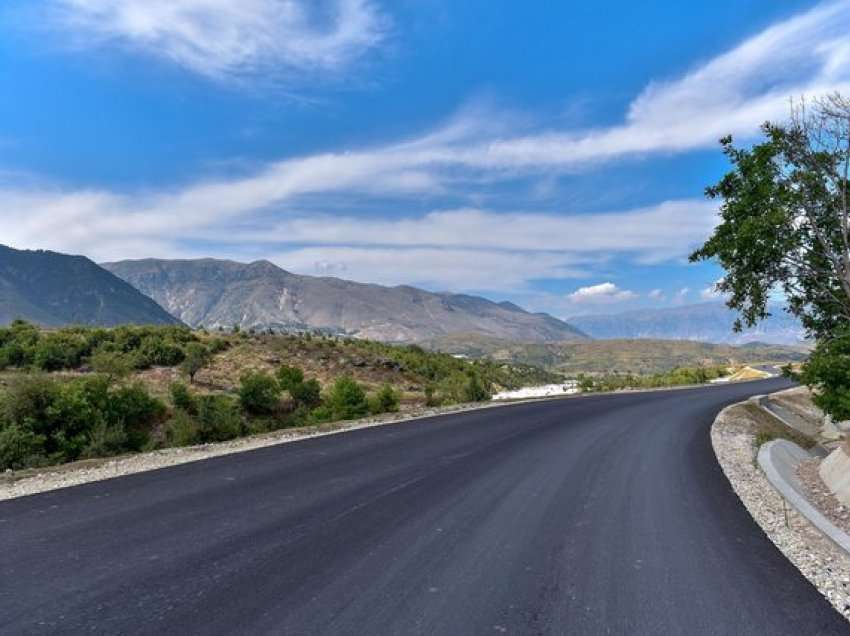 Aksidentohen tre turistë amerikanë rrugës për në Sarandë, dyshohet se ngatërruan rrugën