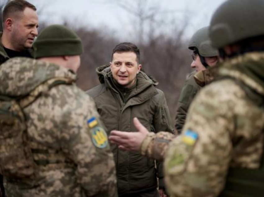 Zelensky del nga Kievi, shkon në vijën e frontit të përballjes me rusët