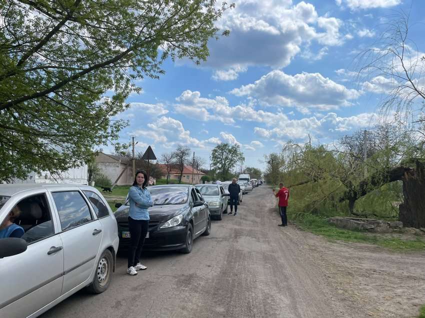 Rreth 400 makina që transportonin të evakuuar nga jugu i Ukrainës mbahen në postbllokun rus