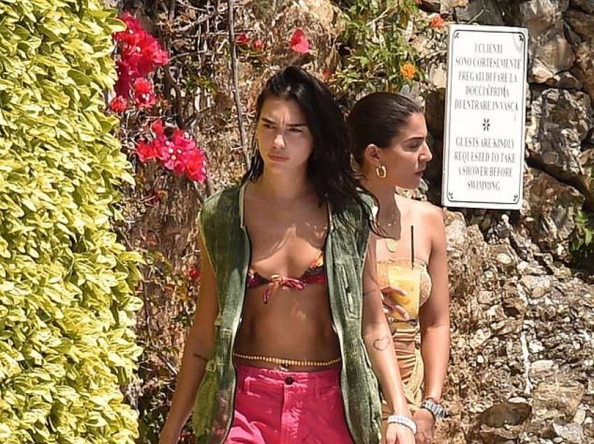 Dua Lipa tregon linjat trupore, teksa zhvishet për të bërë plazh në Portofino