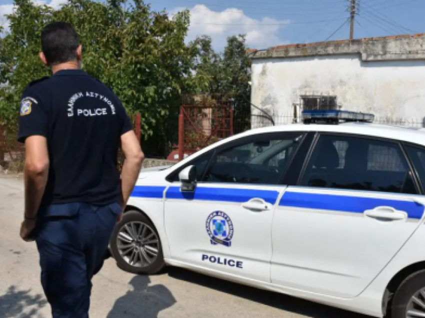 Kapet me drogë në Greqi 32-vjeçari shqiptar/ Policia i bastis shtëpinë dhe i gjen kokainën të fshehur në…