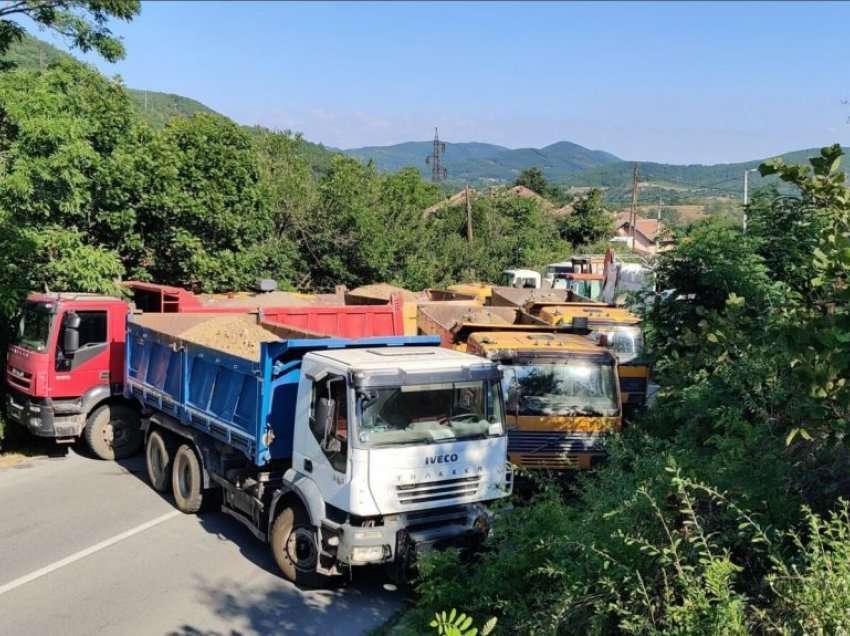 Paralajmërohet vendosja e barrikadave në veri të Kosovës, serbët nuk ndryshojnë qëndrim për targat