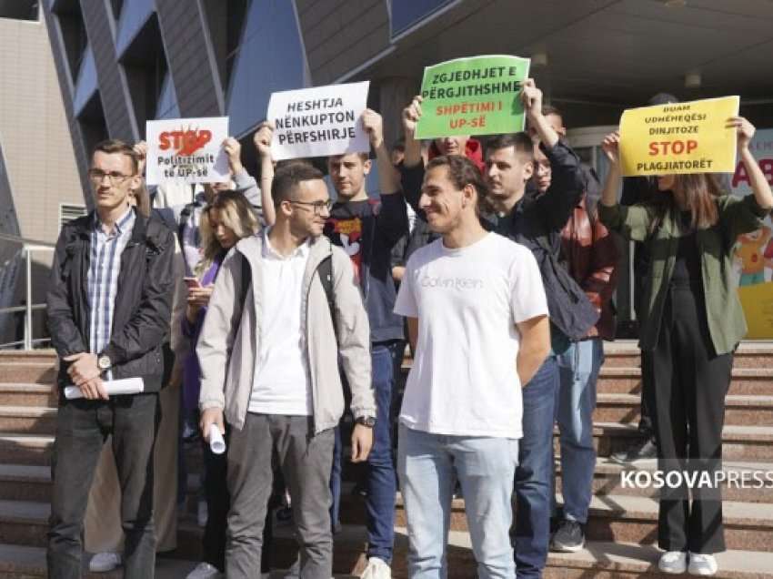 ​Studentët i dorëzuan kërkesë MAShT-it, gjobiten nga Policia