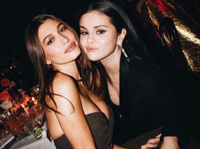 Selena Gomez flet për herë të parë për fotot e bujshme me Hailey Bieber