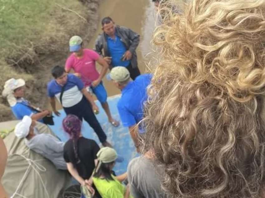 Një grup prej 150 turistësh mbahen peng nga indigjenët, mes tyre ka edhe gra shtatzëna