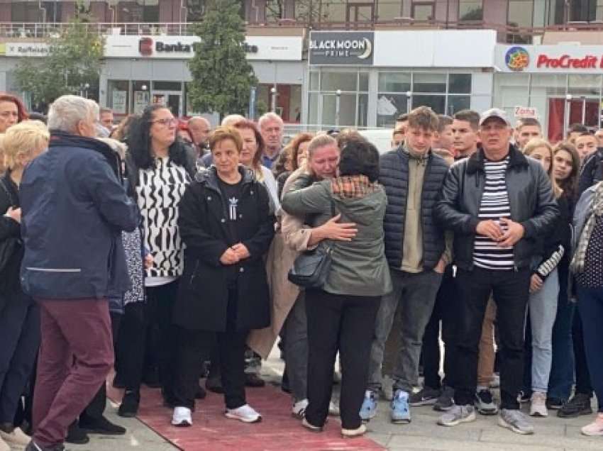 ​Nura gjatë protestës në Gjakovë: Nuk ka arsyetim, e keni parë videon kur ia kanë lidhur duart