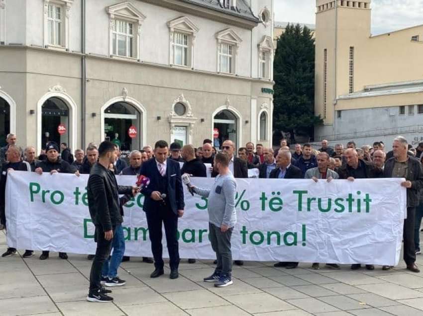 Protesta për Trust/ Qytetarët u kërkojnë deputetëve të votojnë pro tërheqjes së 30 për qind të mjeteve