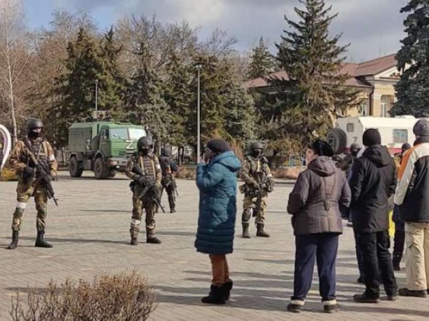 “Skadovski është Ukrainë” – bashkëpunëtorët pro-rusë varin infermieren Tetiana Mudrenko