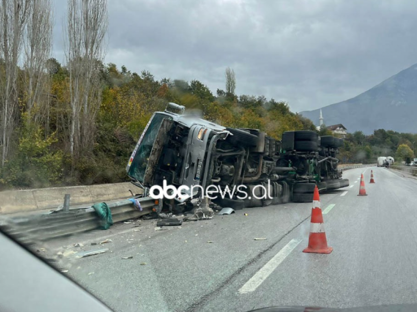 Aksident i rëndë në “Rrugën e Kombit”, përmbyset betonierja dhe mbushet rruga me vaj e naftë, policia: S’jemi këtu për të pastruar