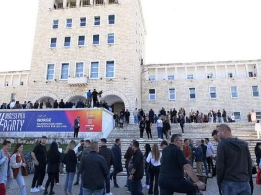 “Qeveria heshti?!” Pedagogët pezullojnë bojkotin, paralajmërojnë protestë më 8 nëntor