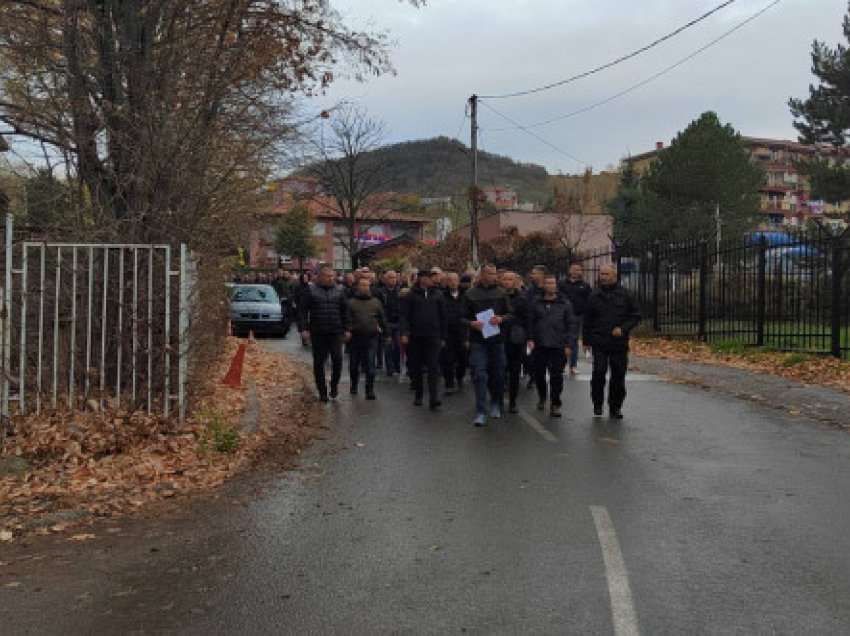 Pamje/ Policët serbë në veri dorëzojnë dorëheqjet në stacion policor